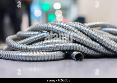 Tubo flessibile metallico sul sito in costruzione. Foto Stock