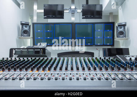 Il pannello di controllo in studio TV broadcasting. Foto Stock