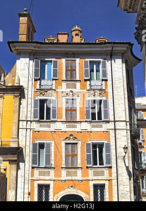 La colorata Vecchia palazzo italiano con tradizionale di windows in Roma - Italia Foto Stock