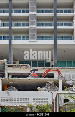 Scavo del retroescavatore funziona al livello superiore nella demolizione del sito. Thailandia SUDEST ASIATICO Foto Stock