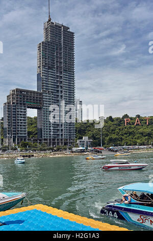 Alto blocco di appartamenti conosciuto come 'Waterfront Residence', Bali Hai, Pattaya Thailandia S. E. Asia Foto Stock