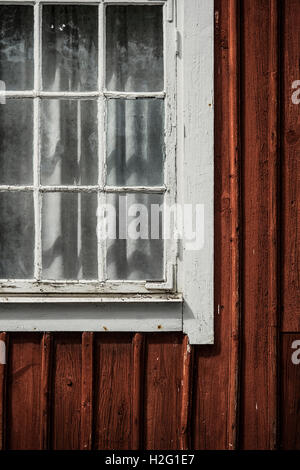 Finestra della cabina rosso. Vecchio edificio esterno, Svezia. Foto Stock