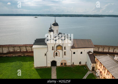 Vista dell'acqua Gate e la gate Chiesa della Trasfigurazione del Signore e Siverskoe lago. Kirillo-Belozersky monastero. Foto Stock