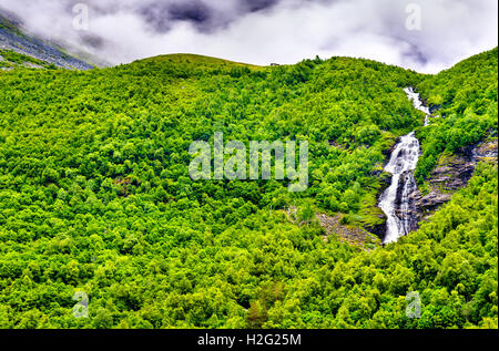 La cascata nel Geiranger Valley vicino a Dalsnibba montagna - Norvegia Foto Stock