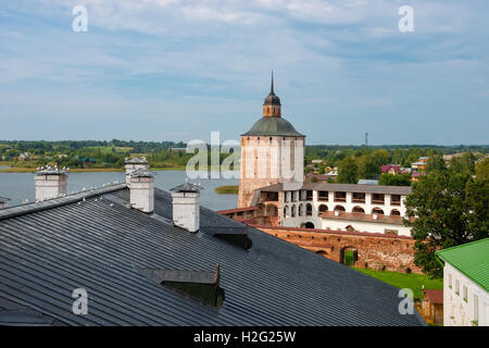 Merezhennaya (Belozersky) Torre e mura del monastero Kirillo-Belozersky. Vologda regione, Kirillov, Russia Foto Stock