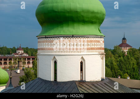 Tholobate delle cupole della chiesa di San Cirillo nella Kirillo-Belozersky monastero. Vologda regione, Kirillov, Russia Foto Stock