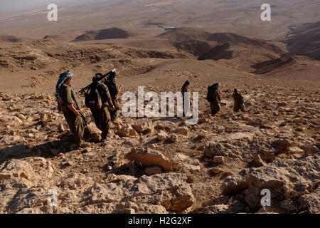 Un gruppo di combattenti curdi donne delle donne libere Le unità sono accorciate come STELLA di YJA l'ala militare delle donne Il Partito operaio del Kurdistan PKK cammina su una pattuglia armata In una zona montagnosa nella campagna di Makhmur vicino Mosul Iraq settentrionale Foto Stock