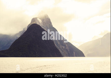 Milford Sound guardando verso nord-ovest dalla cittadina di sembrare Mitre Peak sopra il suono Foto Stock