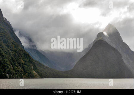 Milford Sound guardando verso nord-ovest dalla cittadina di sembrare Mitre Peak sopra il suono Foto Stock