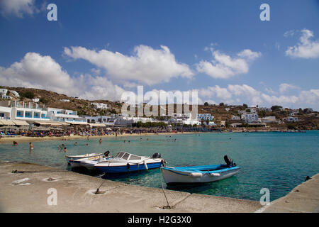 Spiaggia di Platis Gialos bay Mykonos in Grecia nel settembre nella luce del sole Foto Stock