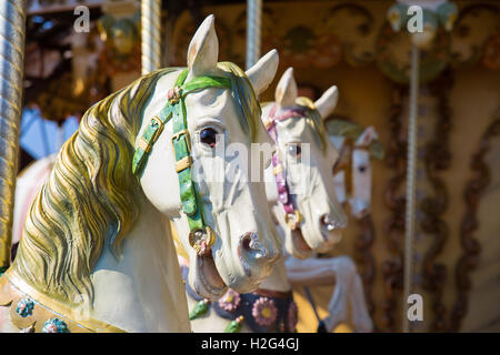 In prossimità delle teste di cavalli su un Merry Go Round. Foto Stock