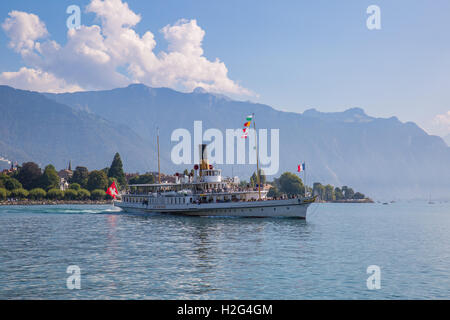 Vevey, Svizzera - 25 Settembre 2016: "La Suisse' steamboat passeggero lasciando la città di Vevey, Svizzera. Foto Stock