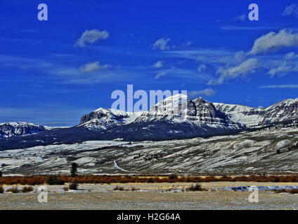 Absaroka mountain range sotto cirrus nuvole sul Togwotee Pass in Wyoming USA Foto Stock