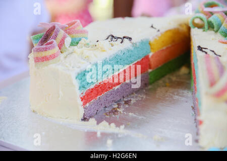 In casa rainbow torta morbida messa a fuoco selettiva Foto Stock