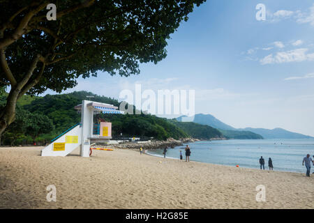 Un bagnino veglia su di Hung Shing Ye Beach, Lamma, Isola di Hong Kong Foto Stock