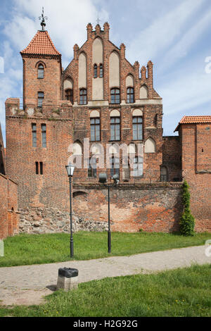Cittadino corte, torre di sentinella a Torun, Polonia, ex residenza estiva della Confraternita di San Giorgio, gotico medievale architec Foto Stock