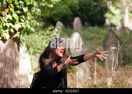 L'attrice Caroline Munro giocando un vampiro in una breve commedia-film horror chiamato 'Conteggio Frankula' scritto da David Barry Foto Stock