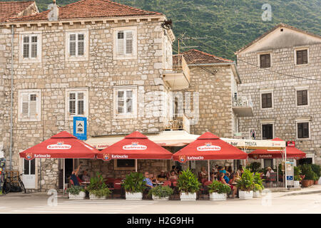 Il cafe bar Trento in Trpanj Croazia e vecchi edifici in pietra Foto Stock