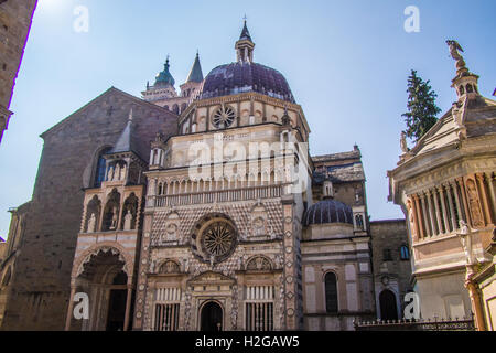 Cappella Colleoni in Piazza del Duomo con la Bapistry sulla destra, Bergamo, regione Lombardia, Italia. Foto Stock