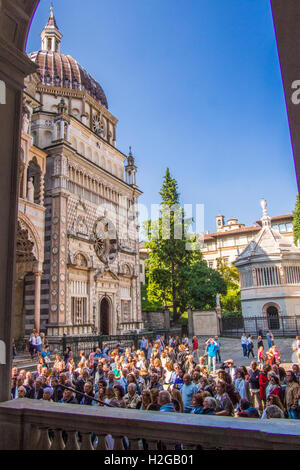 La Cappella Colleoni (sinistra) in Piazza del Duomo con la Bapistry sulla destra, Bergamo, regione Lombardia, Italia. Foto Stock