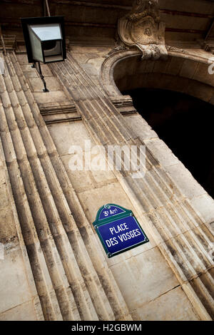 Strada segno sulla facciata di un palazzo francese a Parigi Place des Vosges Foto Stock