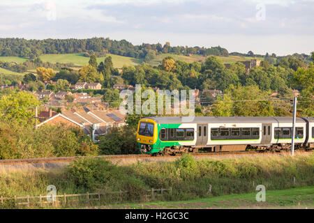 A Londra Midland treno in partenza Alvechurch in Redditch di Litchfield Trento fondovalle, Worcestershire, England, Regno Unito Foto Stock