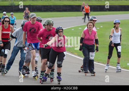 Il rullo di Goodwood maratona con inline skater avente formata una linea Foto Stock