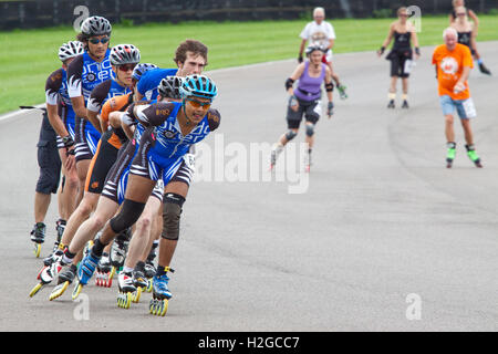 Il rullo di Goodwood maratona con inline skater avente formata una linea Foto Stock