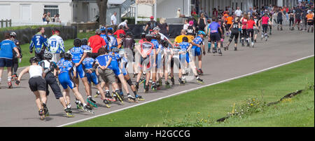 Il rullo di Goodwood maratona con inline skater avente formata una linea Foto Stock