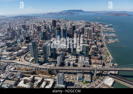 Pomeriggio di antenna della città di San Francisco e la baia Foto Stock
