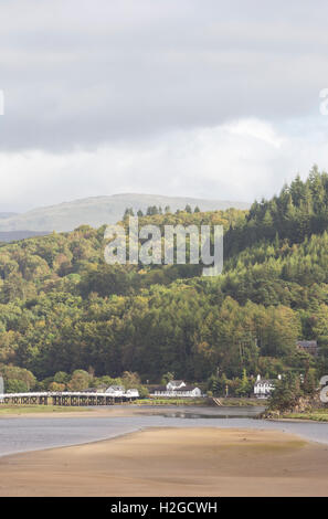 Penmaenpool pedaggio in legno ponte che attraversa il fiume Mawddach, Parco Nazionale di Snowdonia, Gwynedd, Galles del Nord, Regno Unito Foto Stock