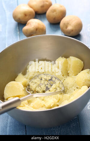 Preparazione della purea di patate, close up Foto Stock