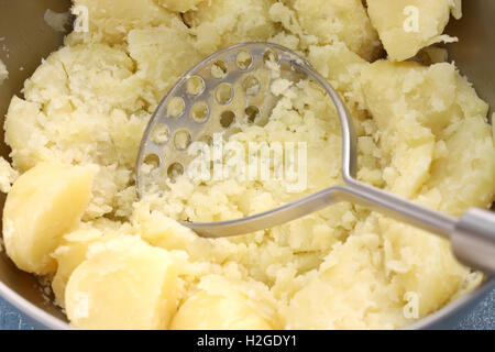 Preparazione della purea di patate, close up Foto Stock