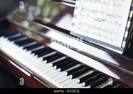 Pianoforte Jazz strumento musicale, ravvicinata di una tastiera di pianoforte, tastiera di pianoforte lo sfondo con il fuoco selettivo. Foto Stock