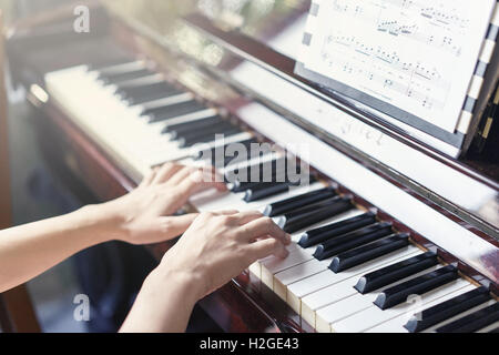 Pianoforte Jazz strumento musicale, ravvicinata di una tastiera di pianoforte, tastiera di pianoforte lo sfondo con il fuoco selettivo. Foto Stock