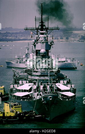 AJAXNETPHOTO. 1989. PORTSMOUTH,Inghilterra. - US NAVY visita - la nave da guerra USS IOWA ormeggiata presso la base navale. Foto:JONATHAN EASTLAND/AJAX REF:891127 Foto Stock