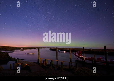 Aurora Boreale (Northern Lights) n northern sky sopra punto Blakeney, visto dal Morston Quay, North Norfolk durante i primi pochi Foto Stock