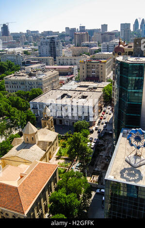 Azerbaigian, Baku. Baku la vista della citta'. San Gregorio Illuminatore la Chiesa in primo piano. Foto Stock