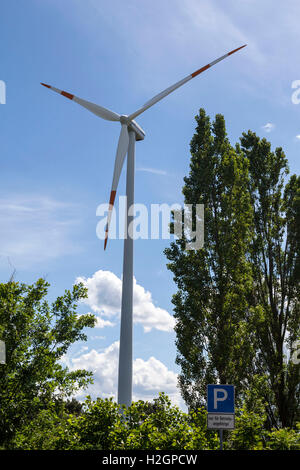 Un potere di vento generatore elettrico in Polonia. Foto Stock