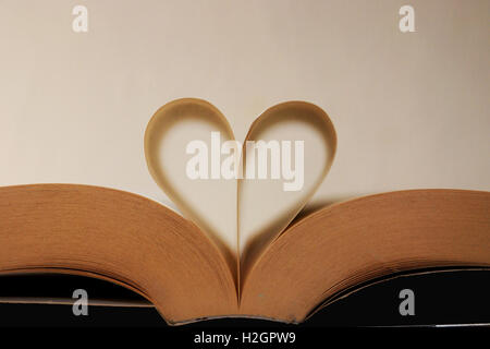 Pagine di un libro a forma di cuore. Mi piace leggere, lettura. Foto Stock