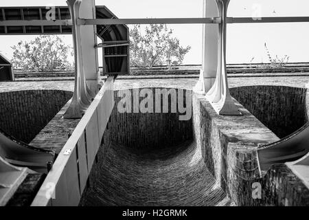 Foto in bianco e nero sotto Shadwell Overground Station di Londra, Regno Unito. Foto Stock