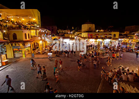 Le ore notturne a Ipokratous (Hippokrates) Square, a Rodi città vecchia isola di Rodi, Dodecanneso isole, Grecia. Foto Stock