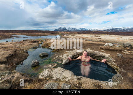 Giovane donna in primavera calda, Eyjar og Miklaholt, Regione Occidentale, Islanda Foto Stock