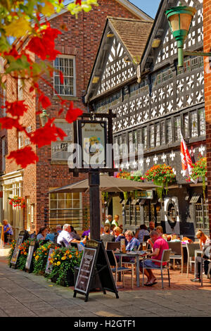 Golden Square e l'Orzo Mow Inn circa 1561 al centro citta' di Warrington, Cheshire. Foto Stock