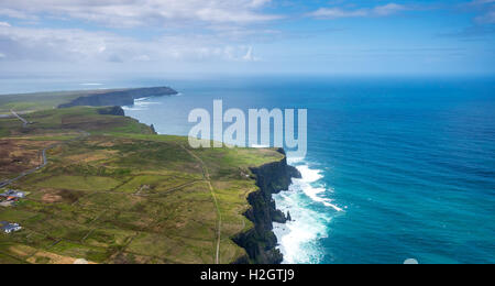 Scogliere di Moher, coste rocciose, County Clare, Irlanda Foto Stock