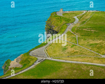 O'Brian's Tower, della torre di vedetta su scogliere di Moher, Cliff, County Clare, Irlanda Foto Stock