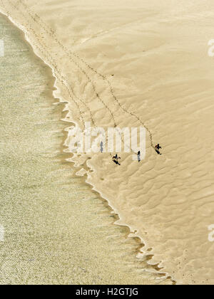 Rusheen Bay, Cavalieri sulla spiaggia sabbiosa, Galway, County Clare, Irlanda Foto Stock