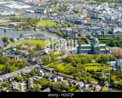 Vista aerea, Galway, la città e la cattedrale, County Clare, Irlanda Foto Stock