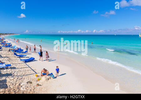 I turisti sulla spiaggia di sabbia con acqua turchese, Hotel Melia Las Dunas, isola di Cayo Santa Maria, Cuba Foto Stock