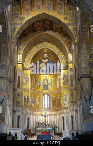 Coro con mosaici a parete, Cristo Pantocratore al centro, la Cattedrale di Monreale, Monreale, sicilia, Italia Foto Stock